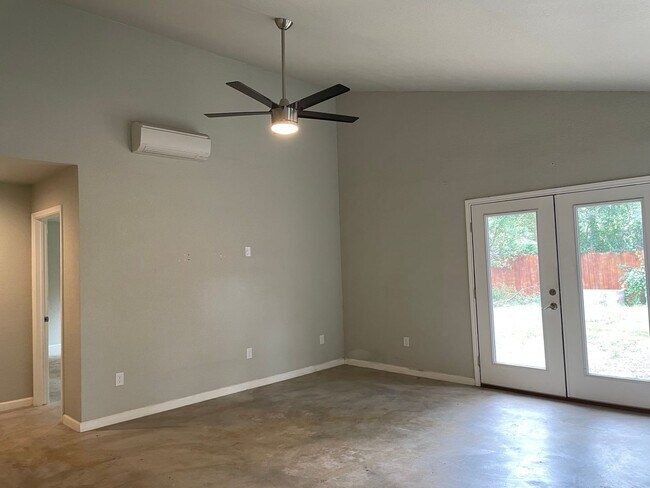 Building Photo - 1.5 Miles to Gruene / Fridge, Washer & Dryer Included / 2 Living Areas / Tons of Space / No Carpe...
