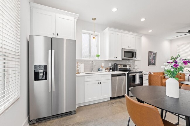 Building Photo - FOR RENT in LAFAYETTE!