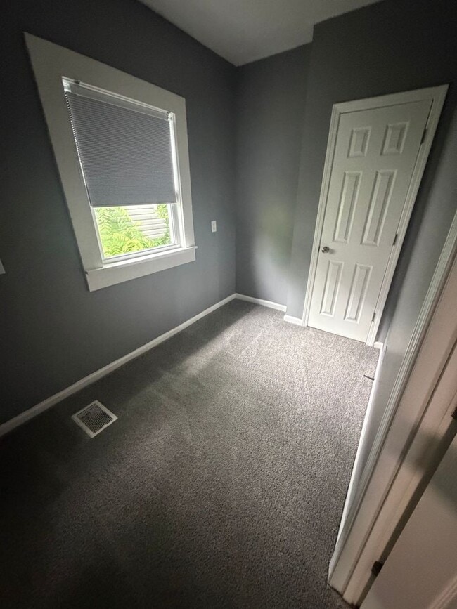 Building Photo - Freshly updated 3BR home!