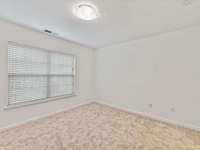 Building Photo - Spacious Townhome!