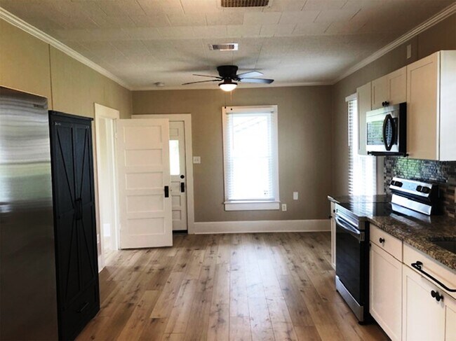 Building Photo - 3022 School St