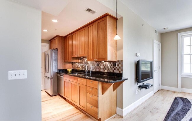 Building Photo - Exceptional 2BR/2BA corner unit with lovely city views. Ready mid-March!