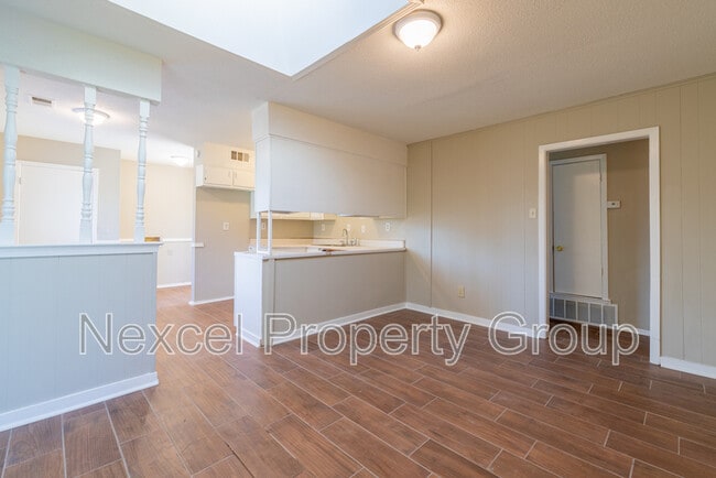 Building Photo - 6560 Greenbriar Dr