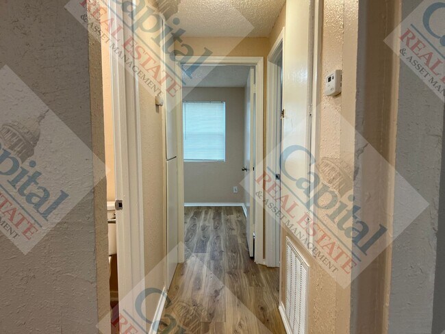 Building Photo - Charming 3 Bedroom