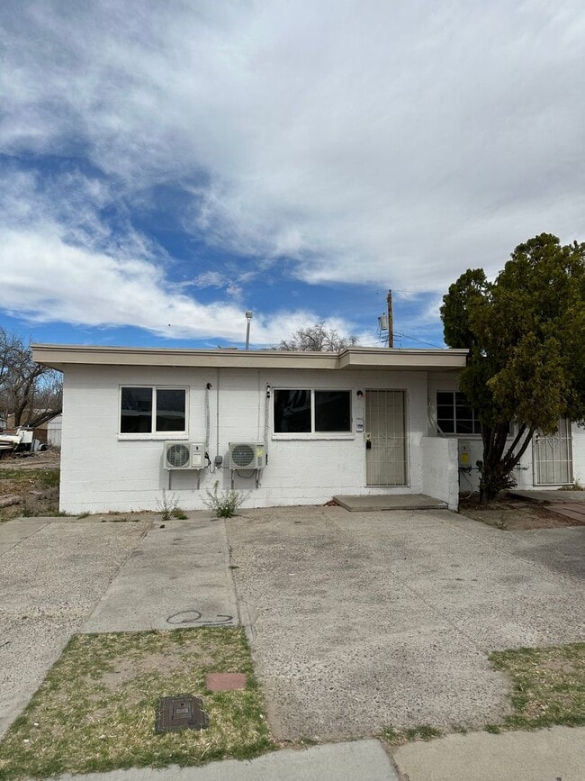 Building Photo - Great 1 Bed 1 Bath located near NMSU