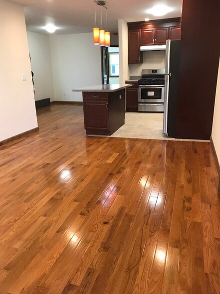 Building Photo - 405 W 263rd St