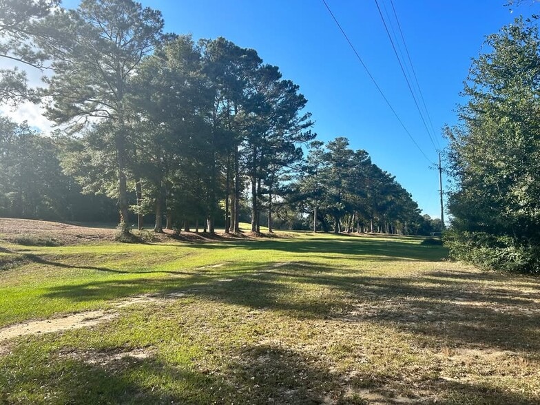 Large backyard on golf course - 113 Penny Ln