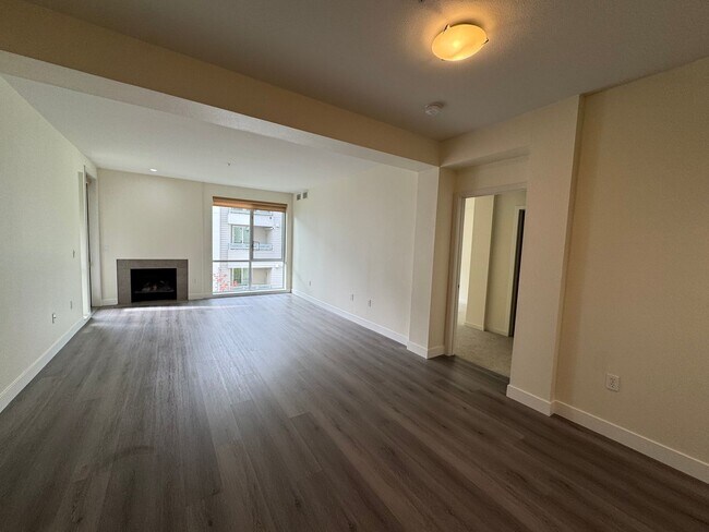 Building Photo - Beautiful third level 2 bedroom condo in the Mercer