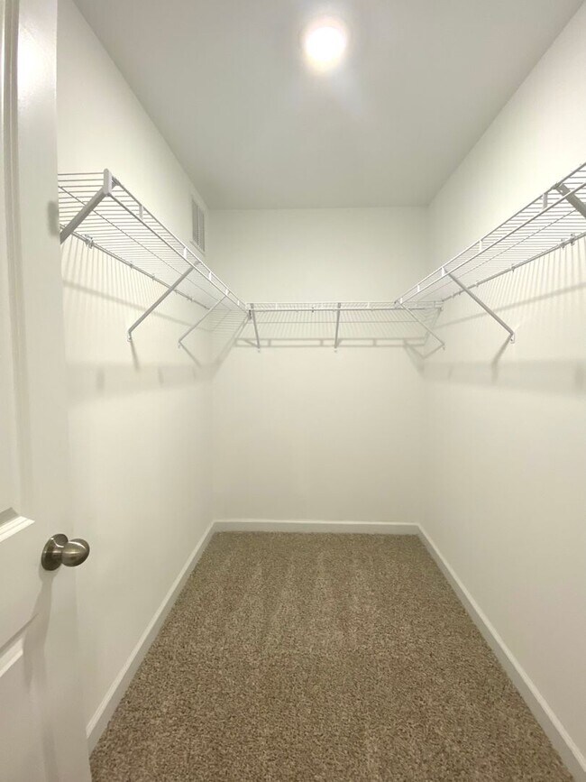 Building Photo - Well maintained Townhome in Piney Green!