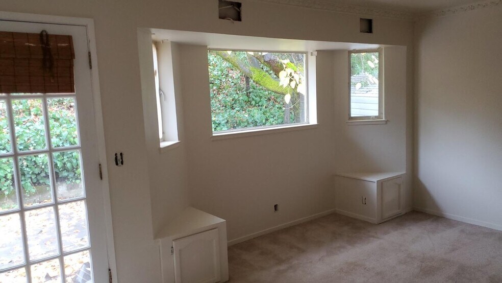 primary bedroom with built-in cabinets - 111 Sequoia Ave
