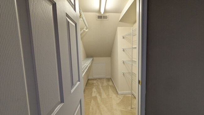 Building Photo - Gorgeous Charter Colony Cul-de-Sac Home: 4 Bed, 2.5 Bath Home with Screened-In Porch