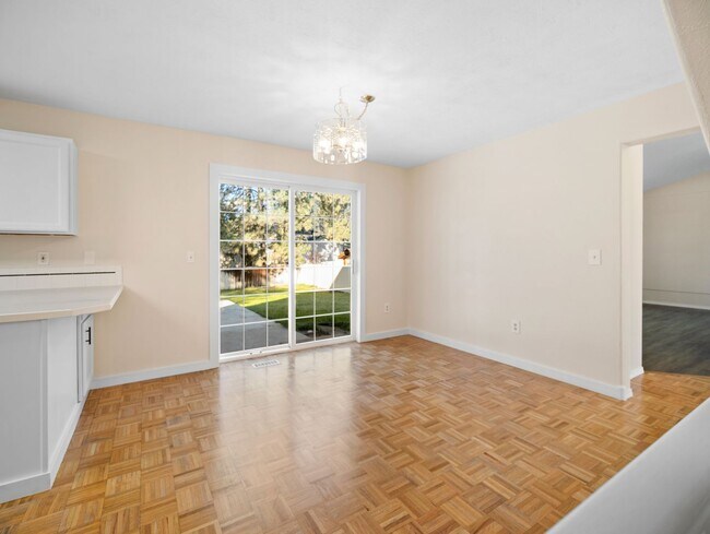 Building Photo - Spacious Home with Fenced Yard & Garage – ...