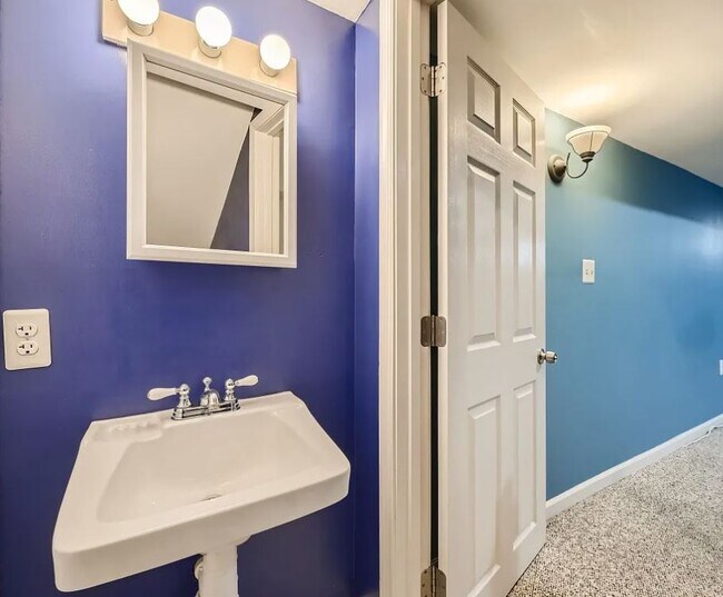 Building Photo - 827 S Charles St