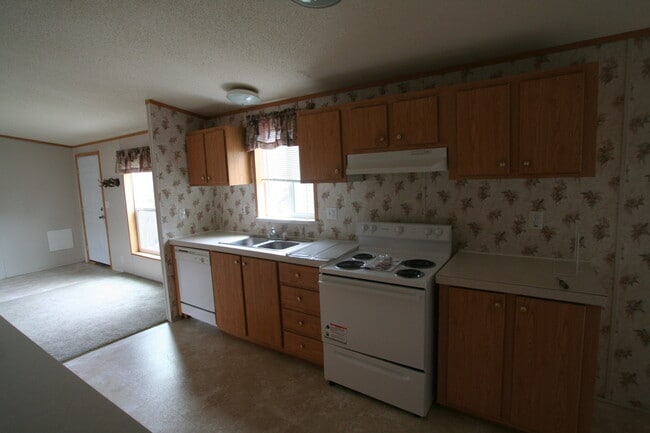 Building Photo - 3 Bedroom Modular Home in Babcock Vista!