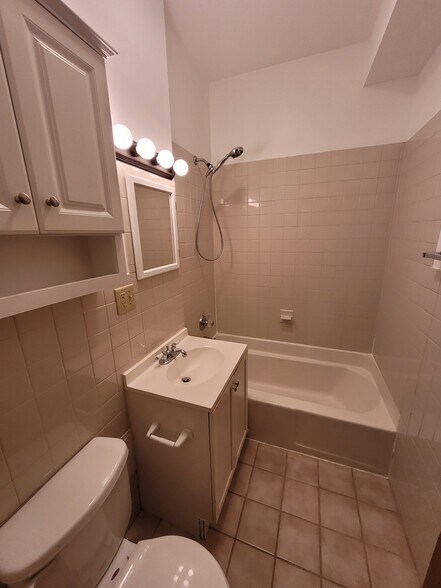 Bathroom - 1538 N Wood St