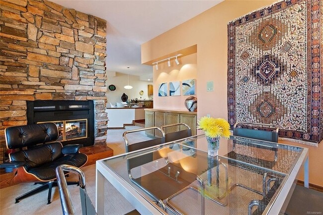 Building Photo - Executive 2BR/3BA Condo with Mountain View...
