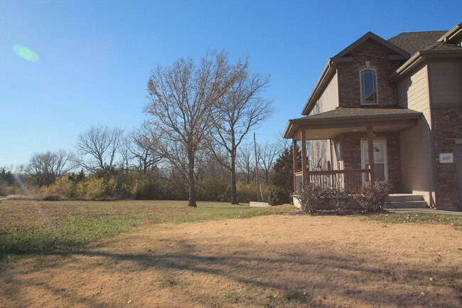 Building Photo - 3BR, 3.5BTH 1/2 duplex, 2car gar and walko...