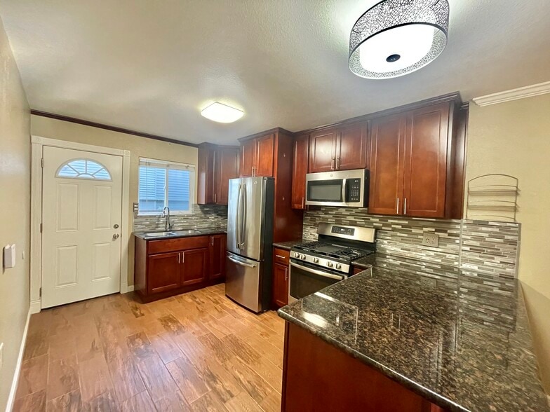 Building Photo - 2217 9th St