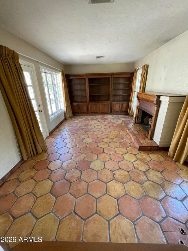 Building Photo - 2021 N Alvarado Rd