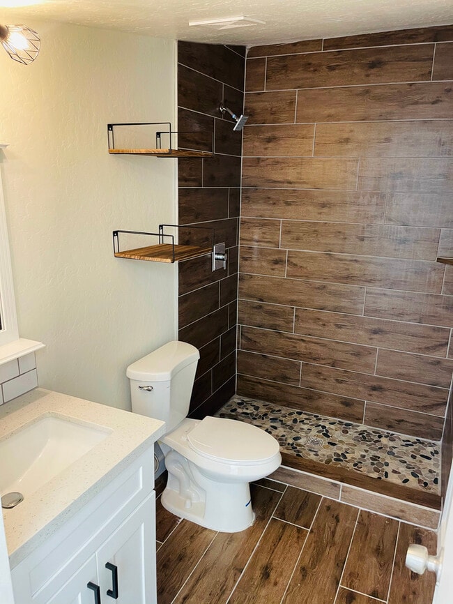 Building Photo - 2 bedroom townhome newly renovated ready f...