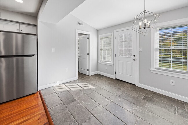 Building Photo - 733 E Elm St