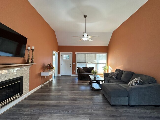 Building Photo - Lovely Custom Built Home with 2 Car Garage and Lots of Privacy