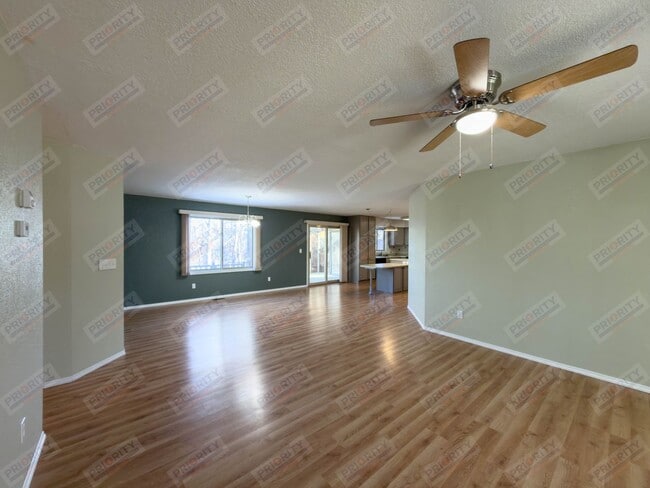 Building Photo - Main level living!