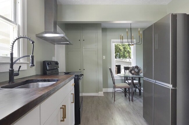 Building Photo - FLEXIBLE LEASE OPTIONS. CHARMING RENOVATED TWO BEDROOM TWO BATHROOM BUNGALOW JUST MINUTES TO DOWN...