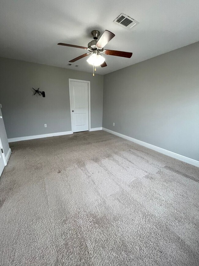 Building Photo - *** MOVE IN SPECIAL! Half OFF 1st Month's Rent!