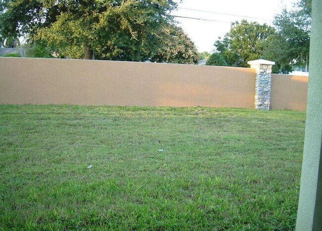 Building Photo - Single family home with lawncare included