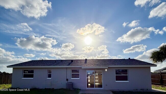 Building Photo - 557 Chantilly Dr