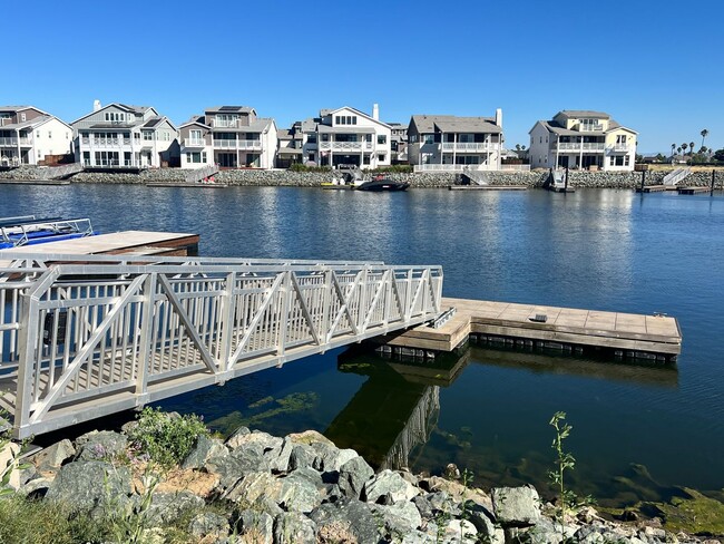 Building Photo - Waterfront Beauty