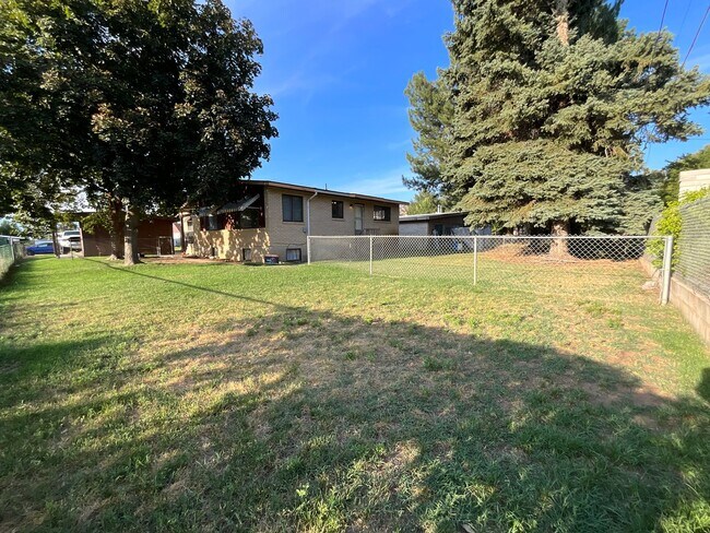 Building Photo - 4 Bedroom 2 Bath Duplex- Dog Friendly