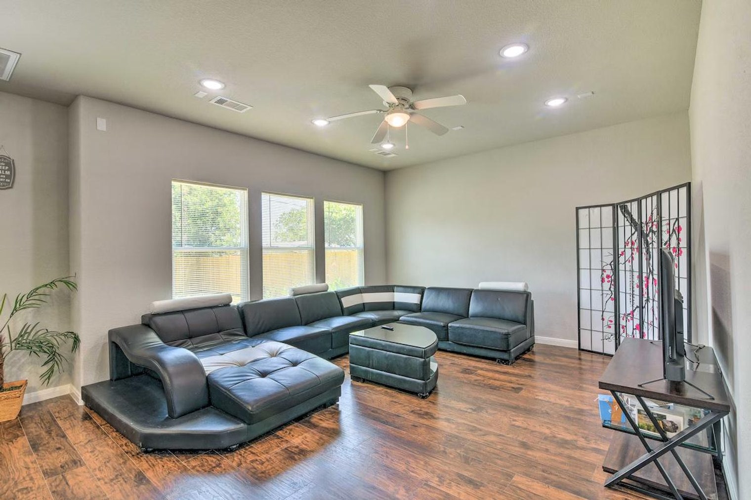 Building Photo - 3510 Oleander Ave