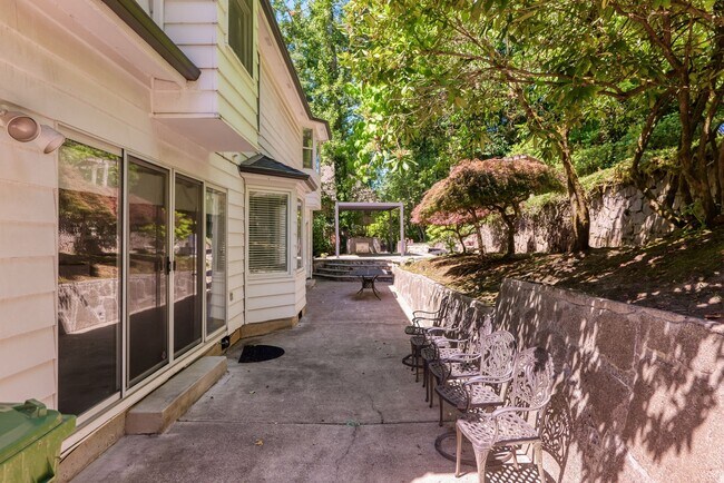 Building Photo - Welcome to your dream home in the picturesque Westridge neighborhood