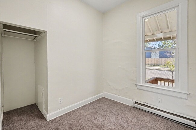 Building Photo - Charming 2 Bed / 1 Bath Duplex with Private Yard & Off-Street Parking