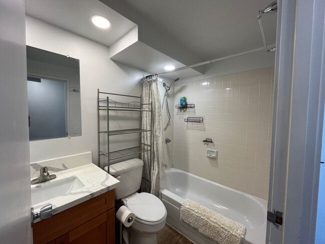 Building Photo - Kewalo Gardens 1 bedroom, 1 bath unit w/ 1...