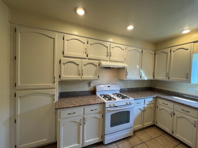 Building Photo - 3 bedroom single story in Manteca!