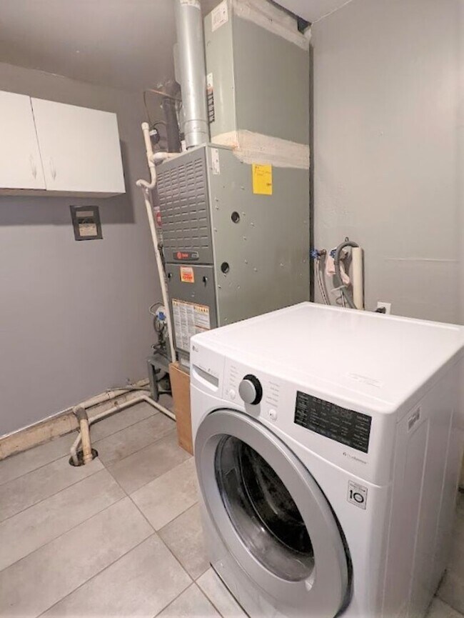 Building Photo - 2 Bed 1 Bath Plus Bonus Living/Office Cottage Style Home-The Village NW OKC