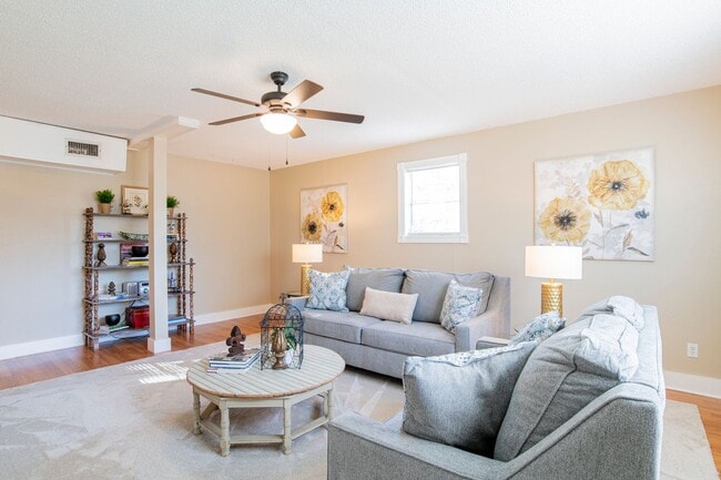 Building Photo - Bright & Comfortable 3 Bed/2.5 Bath Pensac...