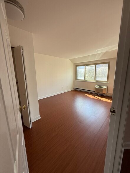 Building Photo - 104 North St