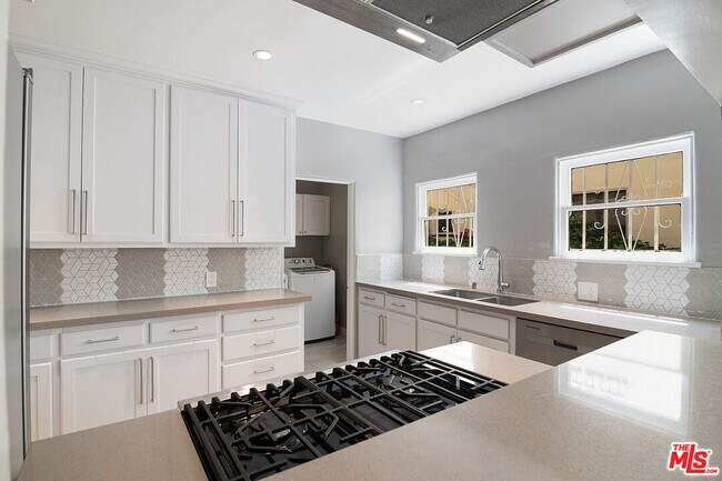 Building Photo - 342 N Orange Dr