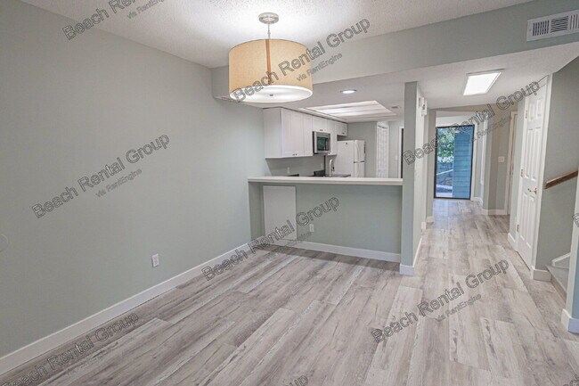 Building Photo - 33 Shadow Moss Pl