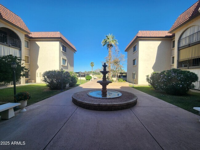 Building Photo - 3033 E Devonshire Ave