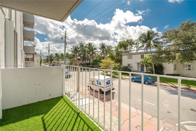 Building Photo - 8305 Crespi Blvd
