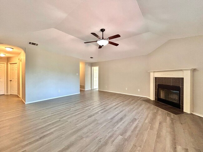 Building Photo - Beautiful 4 BR / 2 BA Home for Rent in Cop...