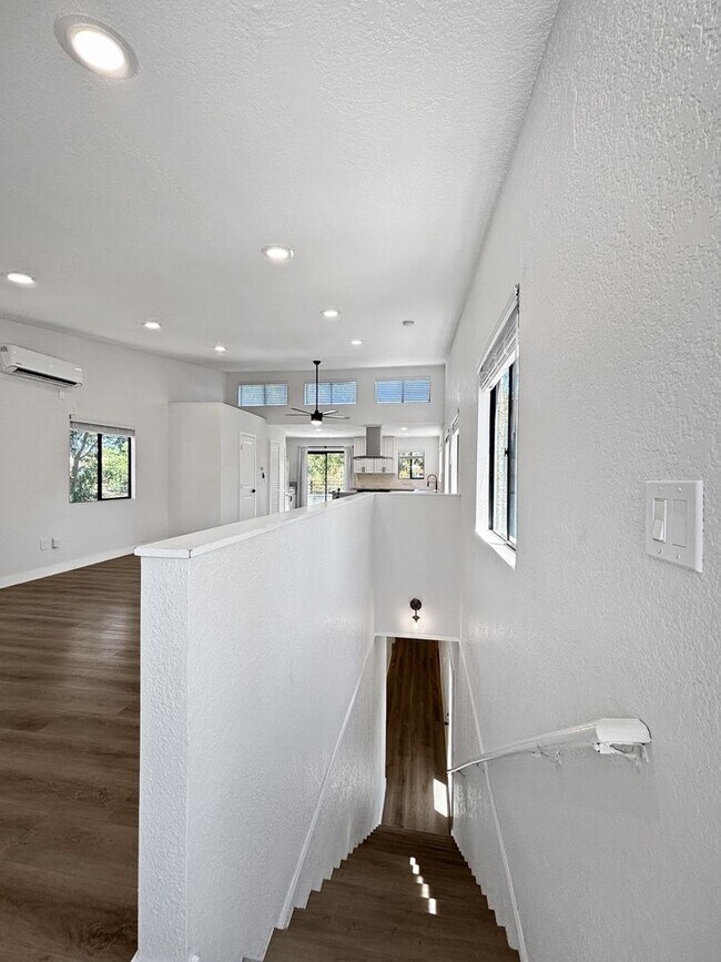 Building Photo - Charming & Spacious 2BD/2.5BA House in Nor...