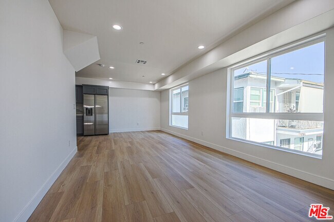 Building Photo - 10803 Kling St