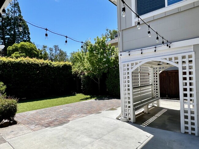 Building Photo - Bright and Spacious 5 Bedroom Home in San Anselmo