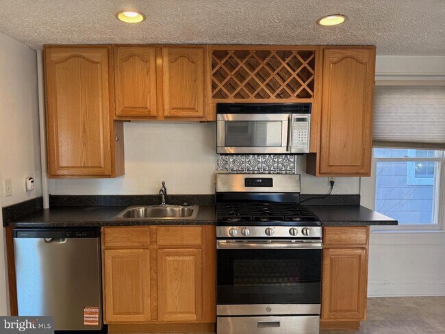 Building Photo - 15 Brewer Ave